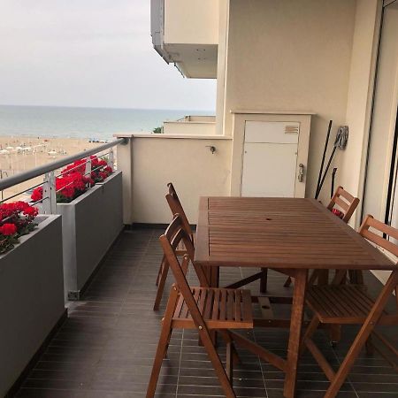 Апартаменты Brezza Da Mare Римини Экстерьер фото